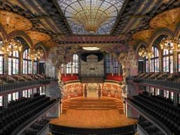 'Cruza la calle, descubre el palau'. palau de la música catalana, Barcelona