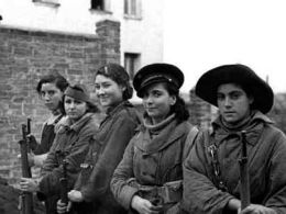 La exposición 100 años en femenino llega al conde duque de Madrid