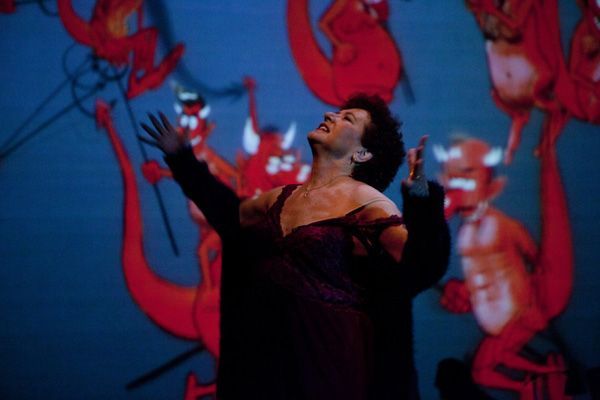 Beatriz Carvajal de gira por España con 'Los diablillos rojos'