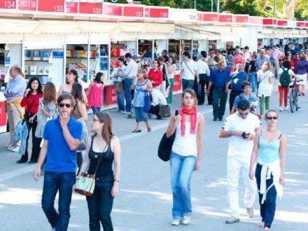 El Parque de El Retiro de Madrid celebra su tradicional Feria del Libro