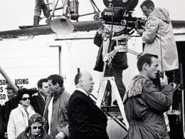 'Hitchcock, más allá del suspense', una exposición sobre el genio del cine