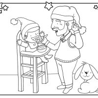 Abuelo dando de comer a su nieta en navidad