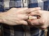 El truco de la abuela para sacar un anillo atascado en el dedo