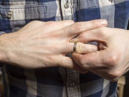 El truco de la abuela para sacar un anillo atascado en el dedo