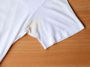 El truco de la abuela para quitar las manchas de desodorante en la ropa