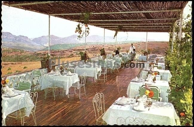 Comedor de verano con vistas a la sierra en santa elena (jaén)