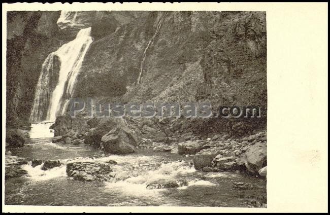Cascada de la cueva en el valle de ordesa (huesca)