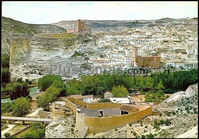 Vista parcial y plaza de toros única en el mundo en alcalá del júcar (albacete)