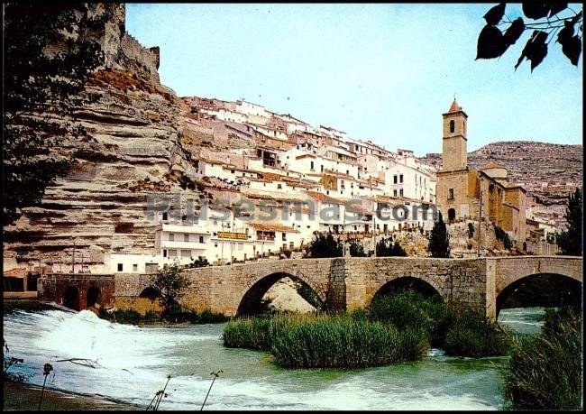 Vista parcial y puente romano en alcalá del júcar (albacete)