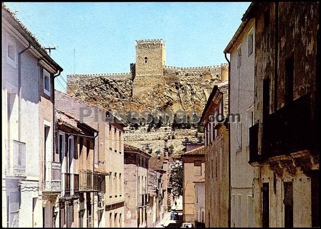 Calle general martínez anido con el castillo al fondo en almansa (albacete)