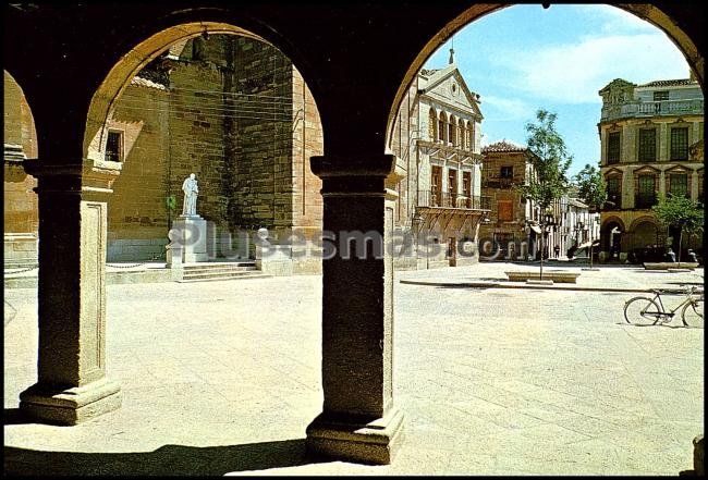 Vista de la estatua de st. tomás de villanueva y casa rectoral entre arcos en villanueva de los infantes (ciudad real)