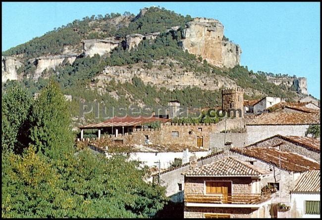 Vista parcial y peña rubia al fondo de uña (cuenca)