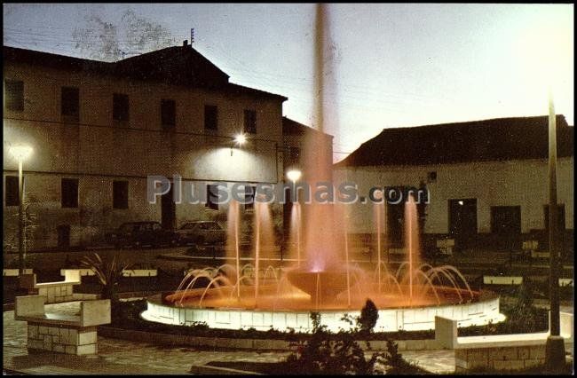 Fuente iluminada en la plaza de calvo sotelo de yunquera de henares (guadalajara)