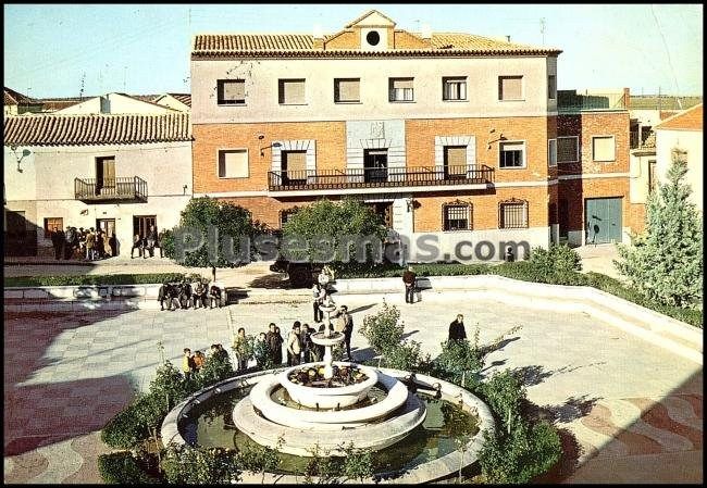 Plaza de españa y ayuntamiento de añover de tajo (toledo)