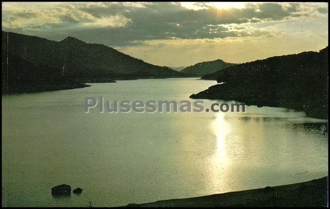 Puesta de sol en el embalse del burguillo en el tiemblo (ávila)