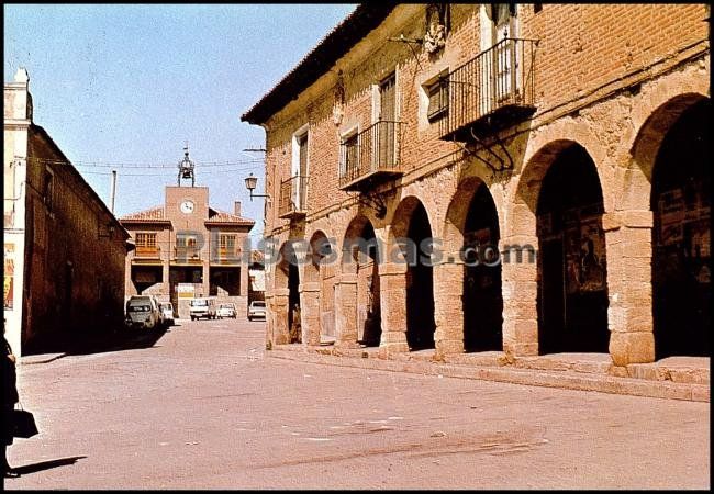 Arcos y ayuntamiento de valderas (león)