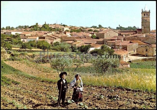 Vista parcial con parejita típica de aldeadávila de la ribera (salamanca)