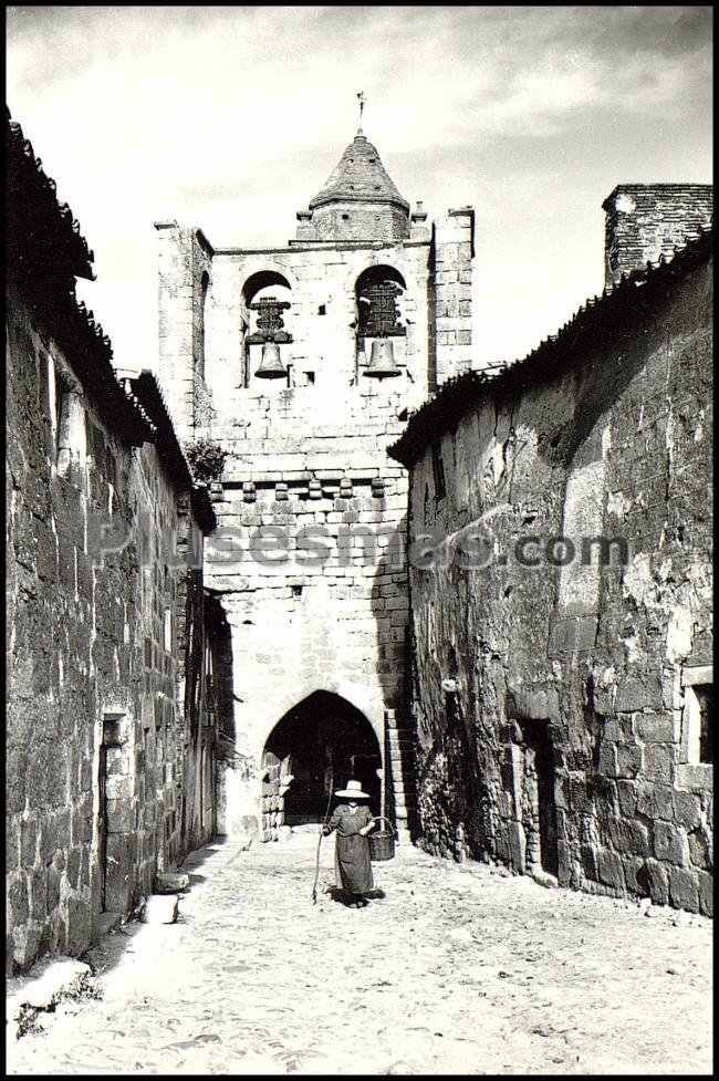 Rincón típico y arco de las campanas de san felices de los gallegos (salamanca)
