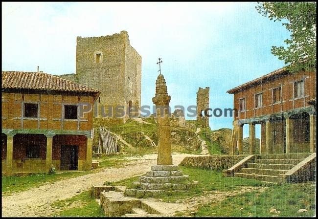 Plaza de la villa y rollo medieval de calatañazor (soria)