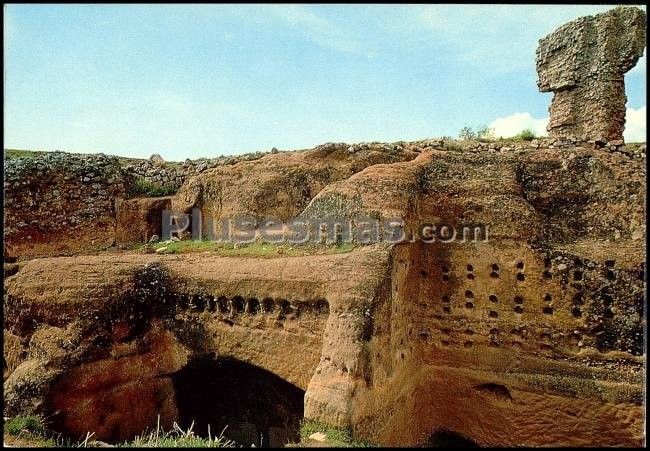 Esquinazo de alto edificio perteneciente a unas termas y viviendas rupestres en termancia (soria)