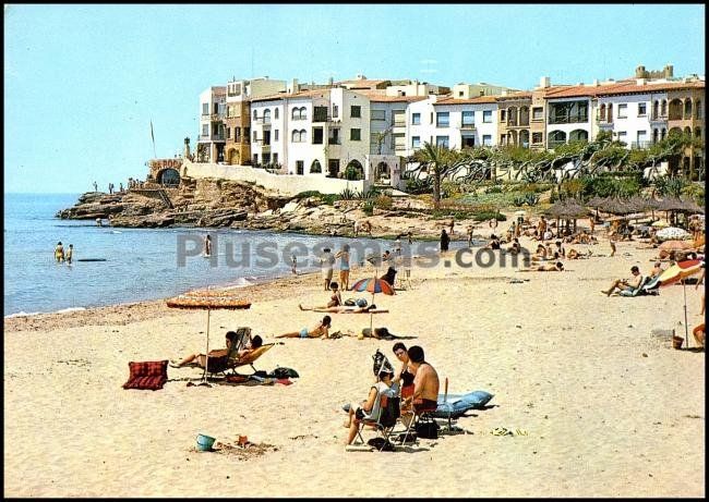 Playa y vista del paseo de la ribera de roda de bara (tarragona)