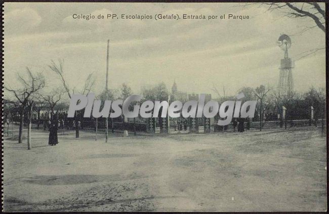 Entrada por el parque al colegio de Padres Escolapios en Getafe (Madrid)