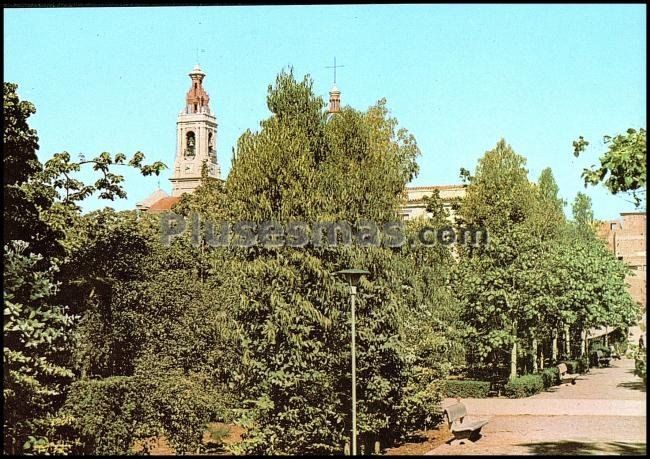 Jardín e iglesia de san bartolomé en nules (castellón)
