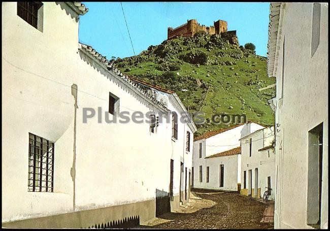 Calle josé santa lucía y amaya con vista al castillo en burguillos del cerro (badajoz)