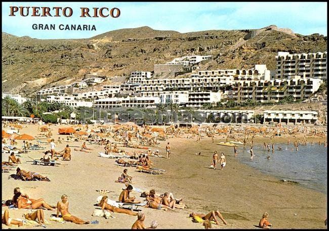 Vista parcial de la playa de puerto rico en mogán (las palmas)