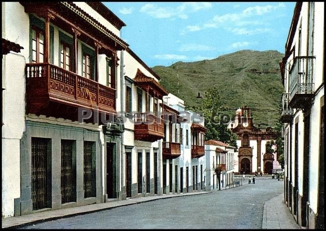 Balcones típicos y basílica de nuestra señora del pino de teror (las palmas)