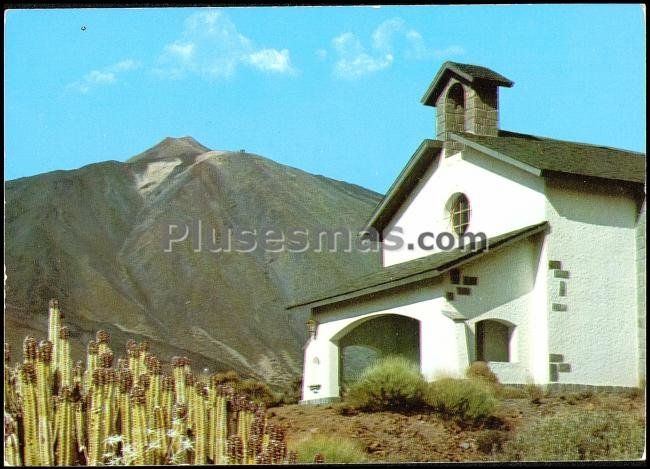 Ermita de las nieves y al fondo el teide en las cañadas (santa cruz de tenerife)