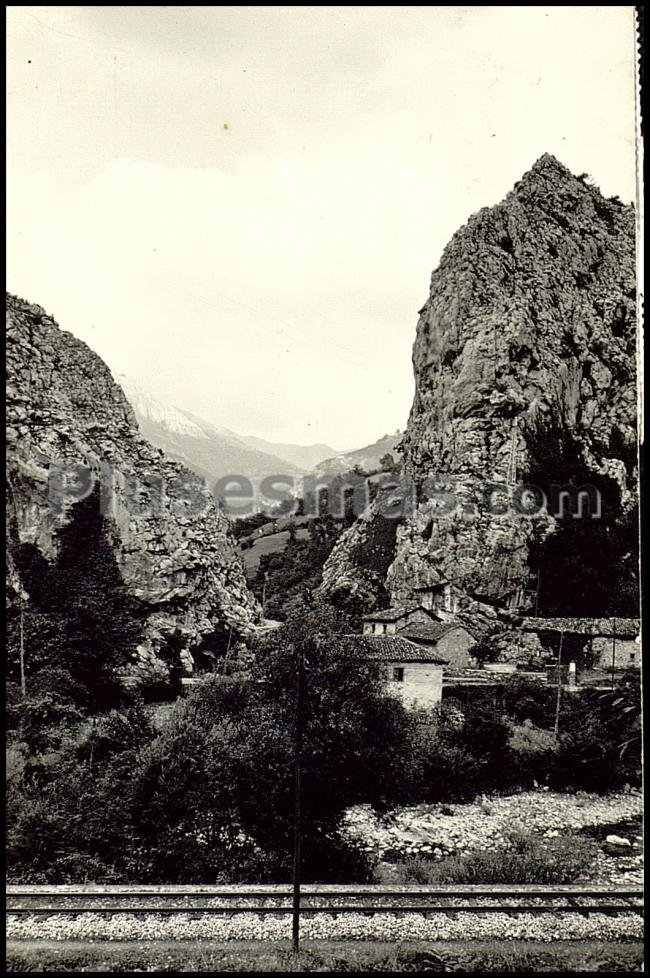 Paisaje de entrepeñas en cabañaquinta capital del concejo de aller (asturias)