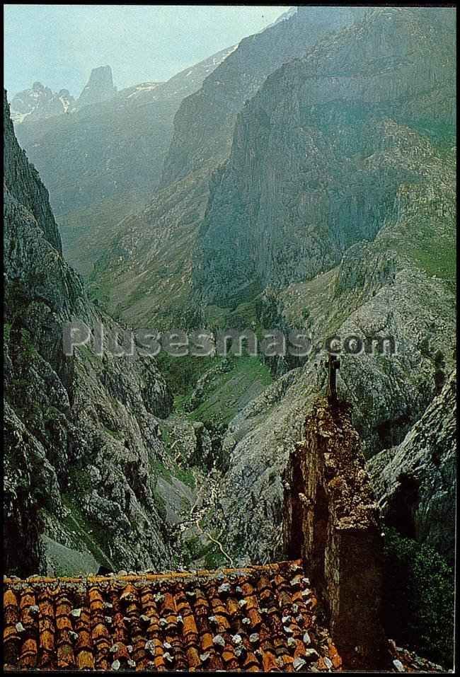 Riega del tejox al fondo naranjo de bulnes. camarmeña en los picos de europa (asturias)