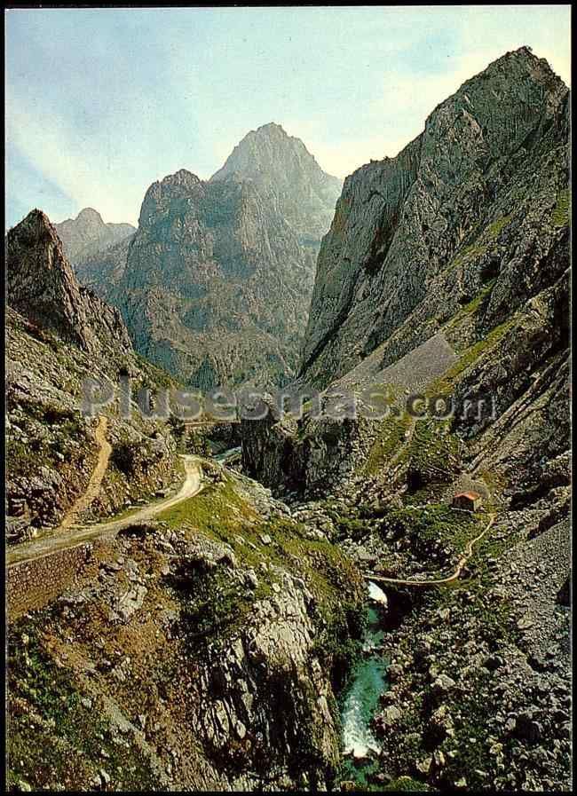 Desfiladero del río cares y sendas camarmeña y bulnes en poncebos (asturias)