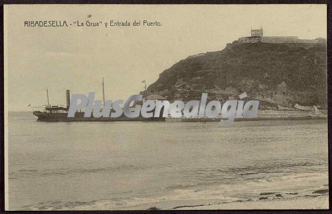 La grua y entrada del puerto. ribadesella (asturias)