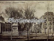 Vista alejada del monumento a colón en granada