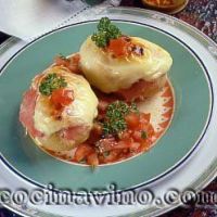 Patatas rellenas de jamón y queso