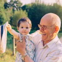 ¿Cuidas de tus nietos cuando sus padres tienen que trabajar o se van de vacaciones?‬