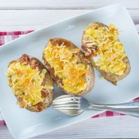 Patatas rellenas de jamón y queso