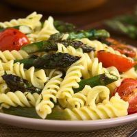 Ensalada de pasta y espárragos
