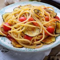 Spaguetti con tomate y berenjenas
