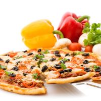 Pizza de jamón con pimientos