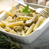 Macarrones con alcachofas y guisantes