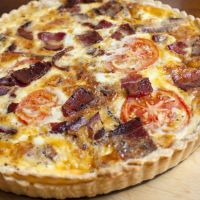 Tarta salada de bacon y tomate