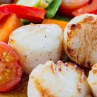Vieiras al horno y tomate