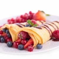Crepes rellenos de arándanos con chocolate
