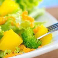 Ensalada templada con brócoli y mango