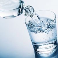 Bebe agua tibia