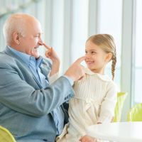 ¿Cada vez que ves a tu nieto le das un superabrazo u os saludáis de alguna forma especial?