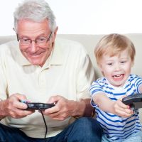 Aunque no entiendas ni la mitad, ¿tratas de compartir momentos de tecnología con tu nieto (ordenador, videojuegos, móvil...)?